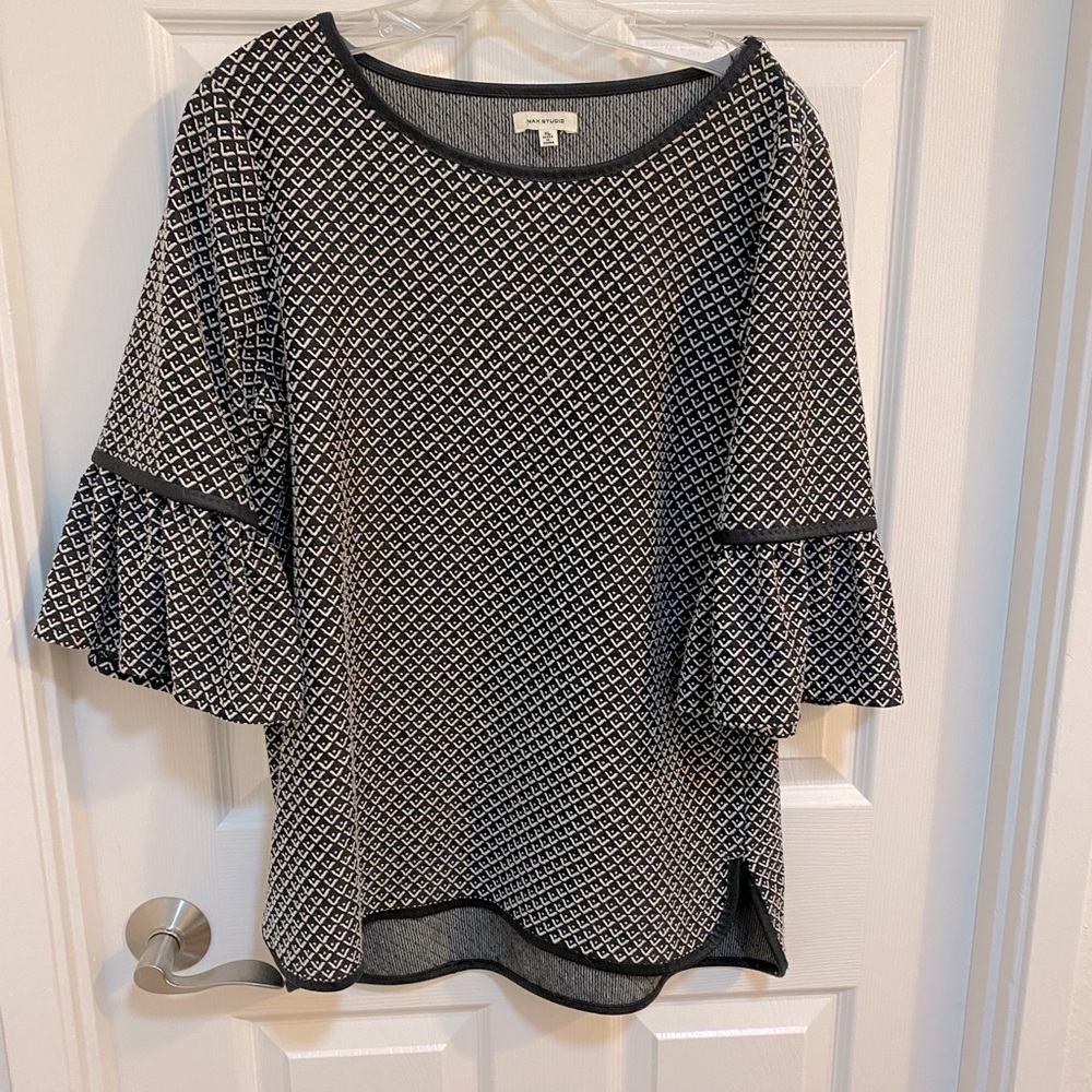 Max studio diamond print bell sleeved top XL